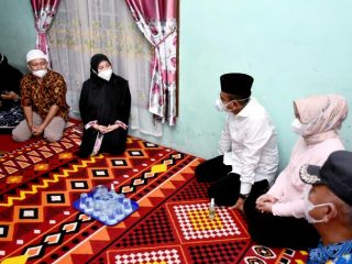 Ditengah-tengah kesibukannya Gubernur Sumut Edy Rahmayadi menyempatkan waktu mengunjungi keluarga Almarhum Parada Muqtadir dalam rangka memberikan semangat.
