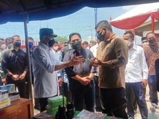 Menteri BUMN Erick Thohir bersama Menteri Perhubungan Budi Karya Sumadi meninjau langsung KM Bukit Raya usai dibuka sebagai tempat isolasi terpusat terapung bagi pasien Covid-19, di Pelabuhan Belawan, Sabtu (21/8/2021).