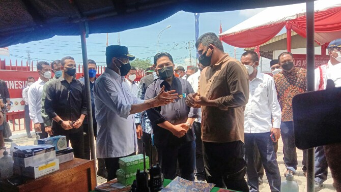 Menteri BUMN Erick Thohir bersama Menteri Perhubungan Budi Karya Sumadi meninjau langsung KM Bukit Raya usai dibuka sebagai tempat isolasi terpusat terapung bagi pasien Covid-19, di Pelabuhan Belawan, Sabtu (21/8/2021).
