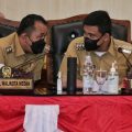 Walikota Medan, Bobby Nasution dan Wakil Walikota Medan, Aulia Rachman berbincang disela -sela Sidang Paripurna DPRD Medan, Senin (23/8/2021)