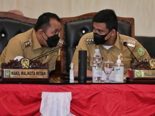 Walikota Medan, Bobby Nasution dan Wakil Walikota Medan, Aulia Rachman berbincang disela -sela Sidang Paripurna DPRD Medan, Senin (23/8/2021)