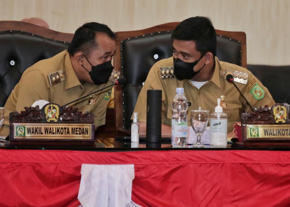 Walikota Medan, Bobby Nasution dan Wakil Walikota Medan, Aulia Rachman berbincang disela -sela Sidang Paripurna DPRD Medan, Senin (23/8/2021)