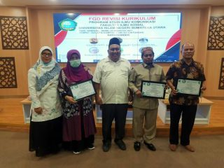 Program Studi Ilmu Komunikasi Fakultas Ilmu Sosial Universitas Islam Negeri (UIN) Sumatera Utara (Sumut) merevisi kurikulum dengan menggelar Forum Diskusi Grup dihadiri para ahli, stakeholder, dan alumni di Kampus IV UIN Sumut, Jalan Lapangan Golf Kecamatan Pancur Batu Kabupaten Deliserdang, Senin (23/8/2021).