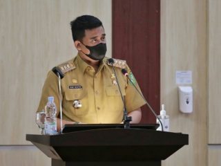 Walikota Medan Bobby Nasution masih akan mengkaji aturan wajib vaksin jika masuk ke pusat perbelanjaan atau mal di kota Medan. Hal ini mengingat masih rendahnya persentase warga yang sudah divaksin.