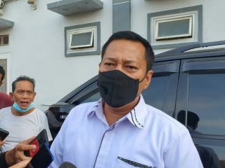 Aksi perampokan dua toko emas di Pasar Simpang Limun mengakibatkan satu orang warga menjadi korban penembakan.