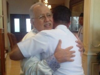 H Anif memeluk salah seorang anaknya, Musa Rajekshah pada sebuah momen usai Pilkada Sumut 2018.