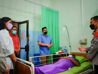 Walikota Medan Muhammad Bobby Afif Nasution bersama Ketua TP PKK Kota Medan, Kahiyang Ayu menjenguk Julianus Simanungkalit, korban penembakan oleh terduga pelaku perampokan toko emas di Pasar Kemiri, kawasan Simpang Limun beberapa waktu lalu di RS Bhayangkara Medan, Sabtu (28/8/2021).