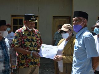 Pemkab Langkat memberikan piagam penghargaan sebagai tokoh masyarakat mengispirasi, dan atas gerakan Rp10.000 untuk bedah rumah, kepada Ketua Yayasan Nindya Miesye Agita Kabupaten Langkat, Misbakti, Sabtu (28/8/2021).