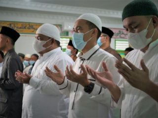 Bupati Langkat Terbit Rencana PA beserta jajaran Pemkab Langkat melaksanakan sholat ghaib untuk almarhum Haji Anif Shah bin Gurlang Shah, ayah dari Wagubsu, Musa Rajekshah, Jumat (27/8/2021).