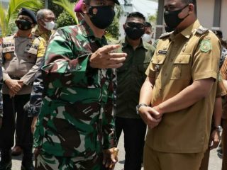 Walikota Medan, Bobby Nasution bersama Kepala Staf Angkatan Laut (KASAL) Laksamana TNI Yudo Margono dan Ketua Komisi I DPR RI Meutya Hafid, Gubernur Sumatera Utara, Edy Rahmayadi meninjau pelaksanaan vaksinasi terhadap masyarakat maritim di Dermaga Mako Lantamal I Belawan, Senin (30/8/2021).
