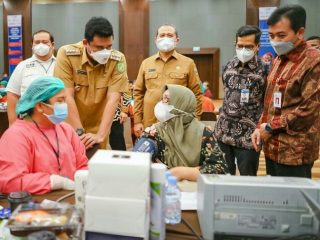 Walikota Medan, Bobby Nasution mencopot Syamsul Arifin Nasution dari jabatan Plt Kadis Kesehatan. Posisi Syamsul digantikan Mardohar Tambunan.