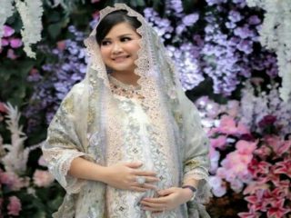 Kabar duka datang dari Gubernur Sumsel Herman Deru. Putri sulungnya, Percha Leanpuri meninggal dunia usai melahirkan bayi kembar dan menjalani perawatan medis di rumah sakit (RS), Kamis (19/8/2021) sore sekitar pukul 17.48 WIB.