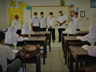 SMA/sederajat di Langkat mulai menerapkan proses belajar tatap muka. Hanya saja karena masih dalam suasana pandemi, proses belajar tatap muka dilakukan terbatas.