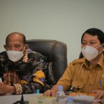Wakil Bupati Langkat, Syah Affandin (pakai batik) didampingi Sekdakab Langkat, Indra Salahuddin saat mengikuti rapat bersama KPK, Kemendagri dan BPKP secara virtual