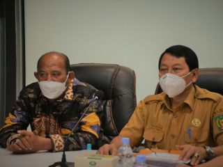 Wakil Bupati Langkat, Syah Affandin (pakai batik) didampingi Sekdakab Langkat, Indra Salahuddin saat mengikuti rapat bersama KPK, Kemendagri dan BPKP secara virtual