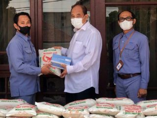 Walikota Tebingtinggi, Umar ketika menerima bantuan dari PT Inalum (persero)