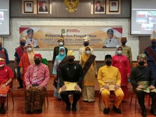 Walikota Medan Bobby Nasution mulai mengeluarkan kebijakan baru dengan mewajibkan penggunaan pakaian adat kepada seluruh Aparatur Sipil Negara (ASN) di lingkungan Pemerintah Kota (Pemko) Medan.