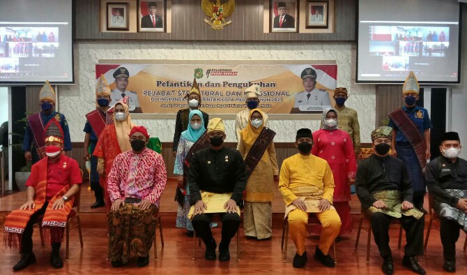 Walikota Medan Bobby Nasution mulai mengeluarkan kebijakan baru dengan mewajibkan penggunaan pakaian adat kepada seluruh Aparatur Sipil Negara (ASN) di lingkungan Pemerintah Kota (Pemko) Medan.