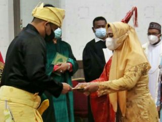Sebanyak 95 orang pejabat struktural dan fungsional di lingkungan Pemko Medan dikukuhkan dan dilantik Walikota Medan, Bobby Nasution secara virtual dan langsung di Ruang Rapat III Kantor Walikota Medan, Jumat (3/9/2021).
