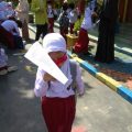 Siswa SD di Deli Serdang tampak berada di areal sekolah dalam pelaksanaan pembelajaran tatap muka terbatas di hari pertama, Senin 6 September 2021.