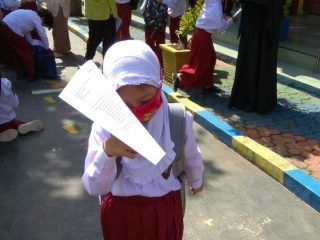 Siswa SD di Deli Serdang tampak berada di areal sekolah dalam pelaksanaan pembelajaran tatap muka terbatas di hari pertama, Senin 6 September 2021.