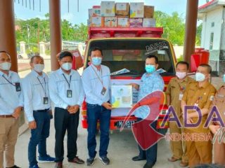 Razali Sahlan (lima dari kiri) menyerahkan 300 paket bantuan secara simbolis kepada warga korban banjir di Nias Utara yang diterima Wakil Bupati Yusman Zega.