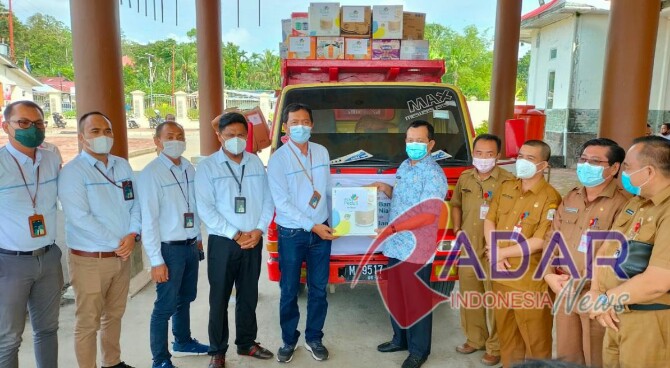 Razali Sahlan (lima dari kiri) menyerahkan 300 paket bantuan secara simbolis kepada warga korban banjir di Nias Utara yang diterima Wakil Bupati Yusman Zega.