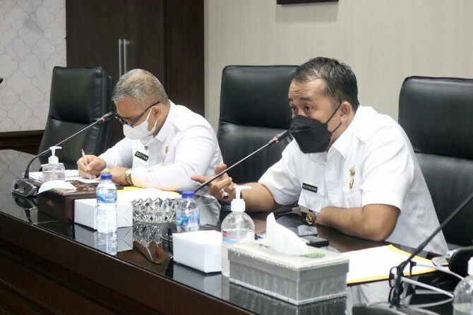 Wakil Walikota Medan, Aulia Rachman saat memimpin rapat terkait pergantian nama IMB menjadi PBG di Ruang Rapat III Kantor Walikota Medan, Kamis (9/9/2021)