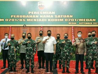 Pangdam I/BB,Mayjend TNI, Hasanuddin, Dandim02/01/Medan, Kolonel Inf, Agus, Walikota Medan, Bobby Nasution berfoto bersama usai peresmian nama Kodim0201/BS menjadi Kodim0201/Medan di Wisma Benteng, Rabu (8/9/2021)