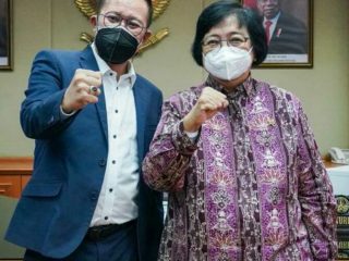 Menteri Lingkungan Hidup dan Kehutanan Siti Nurbaya berdiskusi dengan Ketua Panitia Peringatan Hari Pers Nasional (HPN) 2022, Auri Jaya, di Kementerian Lingkungan Hidup dan Kehutanan (KLHK), Jakarta, Jumat (10/9/2021).