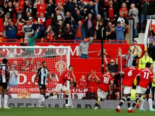 Laga perdana C Ronaldo setelah kembali ke Old Trafford berbuah manis. Pemain besar berjuluk CR7 itu menciptakan dua gol dari empat gol yang diciptakan Setan Merah ke gawang Newcastle United dalam lanjutan Liga Inggris, Sabtu (11/9/2021).
