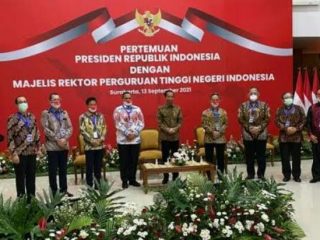 Presiden RI Joko Widodo menghadiri pertemuan Majelis Rektor Perguruan Tinggi Negeri Indonesia (MRPTNI), Senin (13/9/2021).