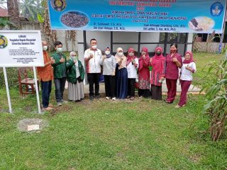 Tim Pengabdian kepada Masyarakat (PkM) dari Universitas Sumatera Utara (USU) memberikan ilmu pengolahan sampah daun-daun kering untuk diolah menjadi pupuk kompos dengan proses fermentasi di SMA 1 Bangun Purba.