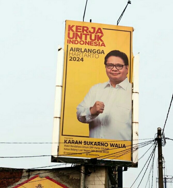 Wakil Bendahara Umum Partai Golkar Karan Sukarno Walia mengaku optimis perekonomian di Indonesia akan segera memasang beberapa baliho Airlangga Hartarto di sejumlah kawasan di Jakarta Utara dan Jakarta Barat.