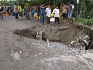 Gubernur Sumatera Utara Edy Rahmayadi merespon cepat viralnya video jembatan Pulau Sari Tuntungan, Desa Durin Jangak, Kecamatan Pancur Batu, Deli Serdang, dalam kondisi rusak parah.