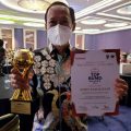 Teks foto: Asisten Perekonomian dan Pembangunan Arief S Trinugroho mewakili Gubernur Sumut Edy Rahmayadi menerima penghargaan Top Pembina BUMD 2021 pada Ajang TOP BUMD Awards 2021, yang digelar majalah Top Business bersama Institut Otonomi Daerah (i-OTDA) dan Lembaga Kajian Nawacita (LKN) di Dian Ballroom, Hotel Raffles, Jakarta, Jumat (10/9/2021).