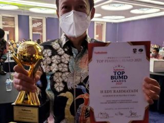 Teks foto: Asisten Perekonomian dan Pembangunan Arief S Trinugroho mewakili Gubernur Sumut Edy Rahmayadi menerima penghargaan Top Pembina BUMD 2021 pada Ajang TOP BUMD Awards 2021, yang digelar majalah Top Business bersama Institut Otonomi Daerah (i-OTDA) dan Lembaga Kajian Nawacita (LKN) di Dian Ballroom, Hotel Raffles, Jakarta, Jumat (10/9/2021).