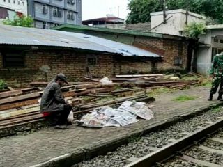 Jasad seorang pria ditemukan tewas di perlintasan kereta api Medan- Tebing Tinggi Jalan Thamrin, Rabu (15/9/2021).