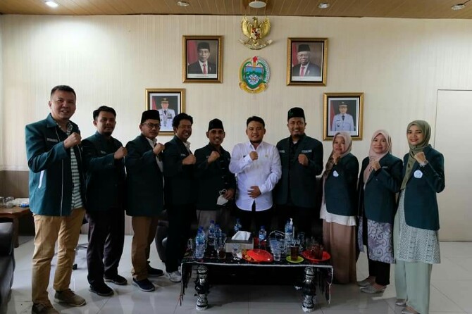 Pimpinan Wilayah Ikatan Sarjana Al Washliyah (PW ISARAH) Sumatera Utara (Sumut) berkunjung ke kantor Dinas Pemuda dan Olahraga Provinsi Suamtera Utara (Disporaprovsu) untuk menyampaikan program “Sarjana Penggerak” yang sedang dirumuskan oleh PW ISARAH, Selasa (14/9/2021).