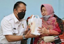 Wakil Walikota Medan, Aulia Rachman memberi cidera mata kepada istri almarhum, Harun Rasyid Lubis