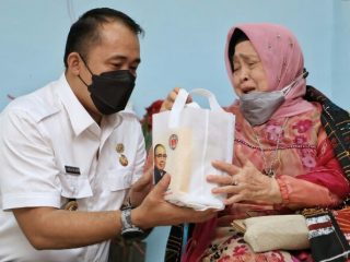 Wakil Walikota Medan, Aulia Rachman memberi cidera mata kepada istri almarhum, Harun Rasyid Lubis