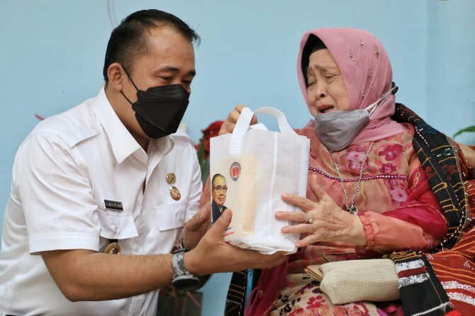 Wakil Walikota Medan, Aulia Rachman memberi cidera mata kepada istri almarhum, Harun Rasyid Lubis