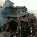 Puluhan Kios milik pedagang di pasar Pajak Lama yang terletak di Jalan Deli Kelurahan Simpang Tiga Pekan Kecamatan Perbaungan Kabupaten Serdang Bedagai hangus terbakar, Kamis (16/9/2021).
