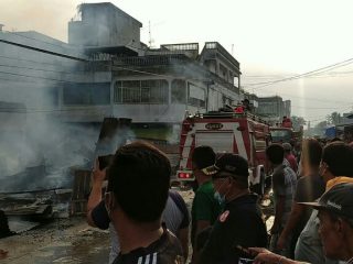 Puluhan Kios milik pedagang di pasar Pajak Lama yang terletak di Jalan Deli Kelurahan Simpang Tiga Pekan Kecamatan Perbaungan Kabupaten Serdang Bedagai hangus terbakar, Kamis (16/9/2021).