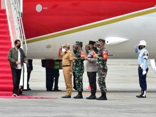 Presiden Republik Indonesia Joko Widodo (Jokowi) tiba di Bandar Udara (Bandara) Kualanamu, Kabupaten Deliserdang, Kamis (16/9/2021).