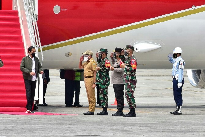 Presiden Republik Indonesia Joko Widodo (Jokowi) tiba di Bandar Udara (Bandara) Kualanamu, Kabupaten Deliserdang, Kamis (16/9/2021).