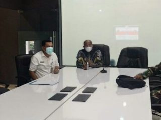 Wakil Bupati Langkat, Syah Affandin (tengah) mengikuti webinar bersama Menpan RB dan KPK dari Ruang LCC, Kantor Bupati Langkat, Kamis (16/9/2021)