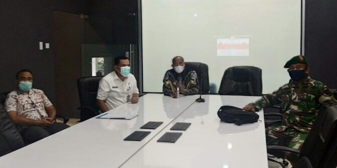 Wakil Bupati Langkat, Syah Affandin (tengah) mengikuti webinar bersama Menpan RB dan KPK dari Ruang LCC, Kantor Bupati Langkat, Kamis (16/9/2021)