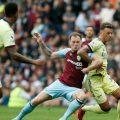Pemain Arsenal sedang berebut bola dengan pemain Burnley saat kedua tim bertemu di Stadion Turf Moor, Sabtu (18/9/2021). Arsenal menang 1-0 dalam laga ini melalui gol Odegaard pada menit 30.