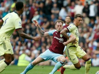 Pemain Arsenal sedang berebut bola dengan pemain Burnley saat kedua tim bertemu di Stadion Turf Moor, Sabtu (18/9/2021). Arsenal menang 1-0 dalam laga ini melalui gol Odegaard pada menit 30.